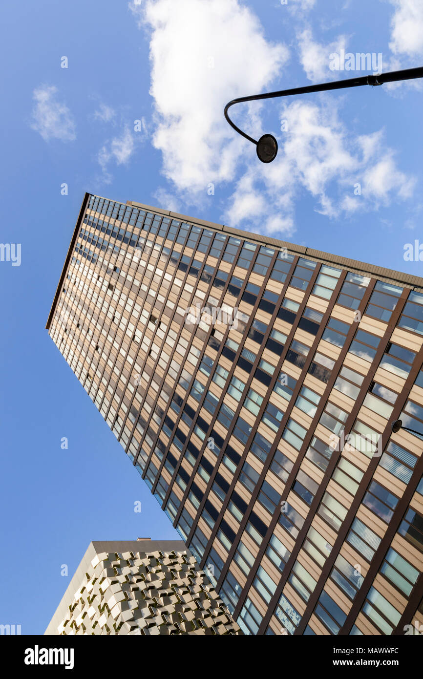 Suchen von der Straße auf die Spitze eines hohen Gebäudes vor einem blauen Himmel mit Wolken gesehen. Ein moderner hoher Turmblock in Sheffield, England, Großbritannien Stockfoto