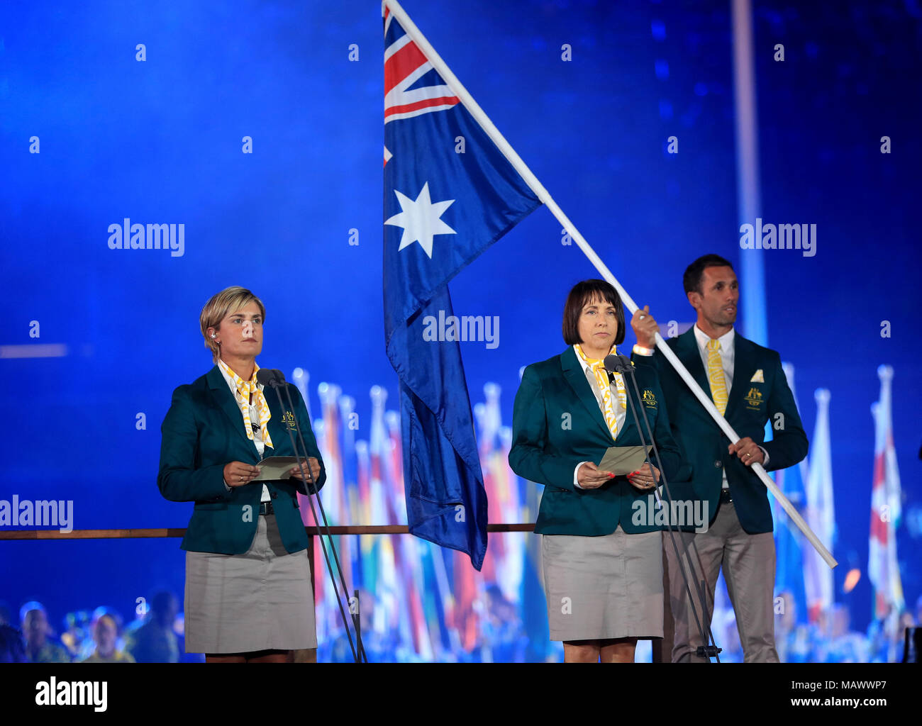 Die Australier Karen Murphy (links) und die Netball-Trainerin Lisa Alexander legen bei der Eröffnungsfeier der Commonwealth Games 2018 im Carrara Stadium an der Gold Coast, Australien, den Eid der Athleten ab. Stockfoto