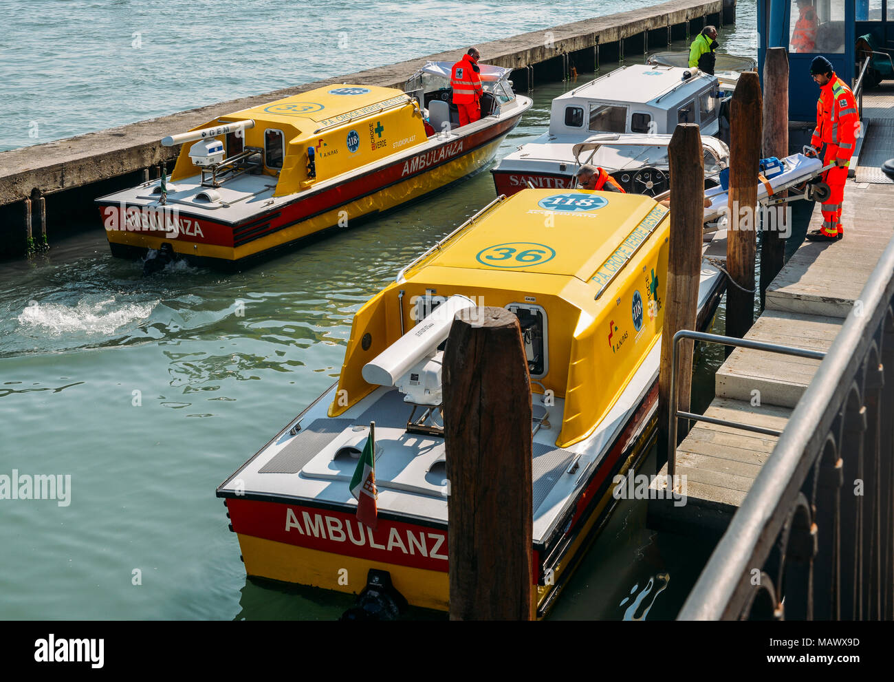 Boot von Krankenwagen auf einem Pier in der Nähe der wichtigsten Krankenhaus in Venedig Stockfoto