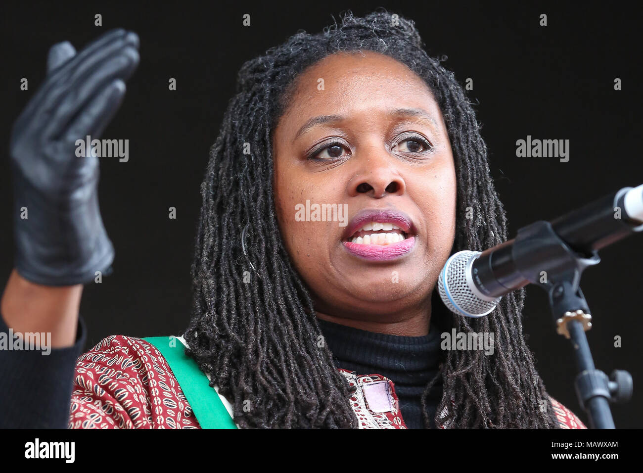 Prominente, Politiker, Meister der Gleichstellung der Geschlechter und feministische Aktivistinnen verbindet Hunderte von Menschen für März 4 Frauen, Event, organisiert von CARE International organisiert, wie sie März vom Parlament Platz zu einer Kundgebung auf dem Trafalgar Square der Internationale Tag der Frau zu markieren. Mit: Dawn Butler MP (Brent Zentrale) Wo: London, Großbritannien Wann: 04 Mar 2018 Credit: WENN Stockfoto