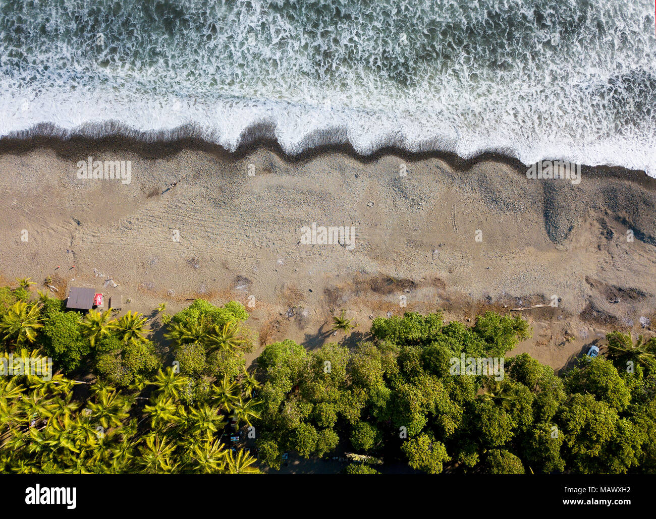 Drone Schuß des coastine von Costa Rica in der Nähe von Dominical Stockfoto
