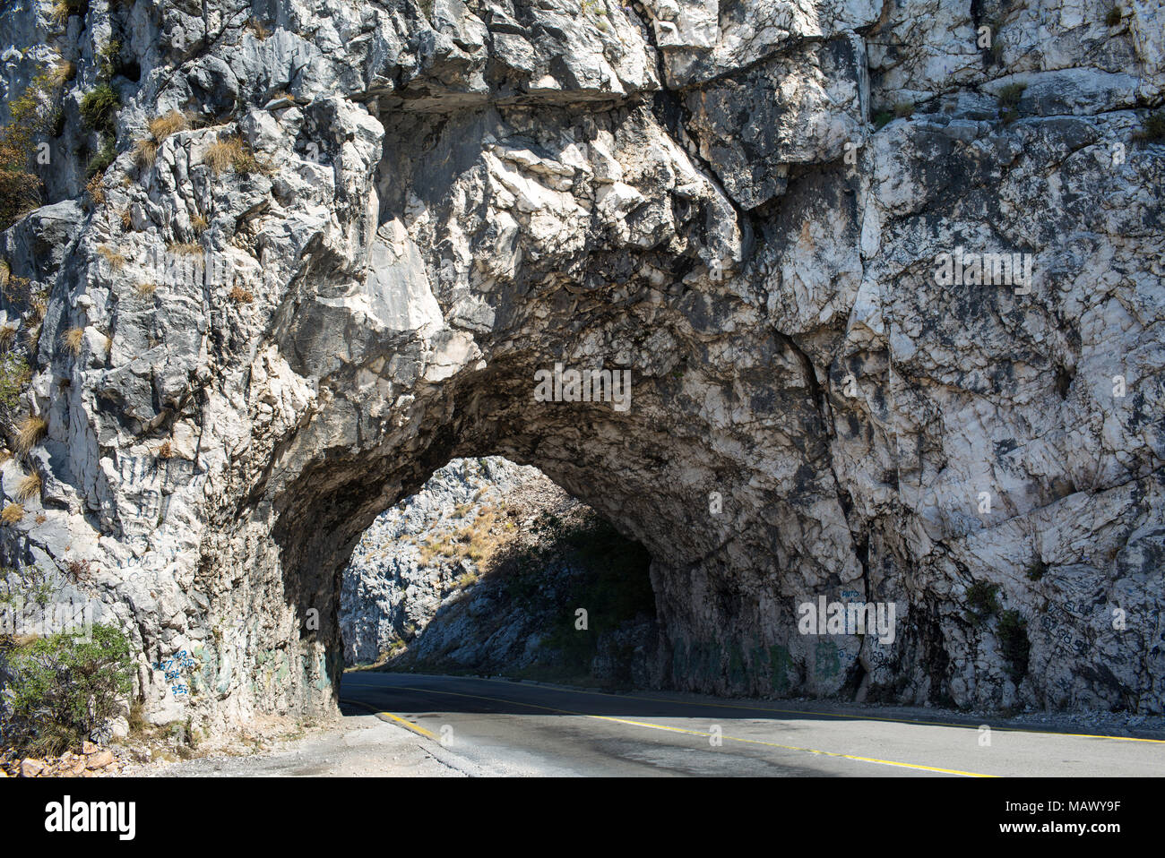 Solide Hard Rock Eingang kurzen Tunnel Tor zur Straße, in einer bergigen Autobahn in Montenegro Europa Stockfoto