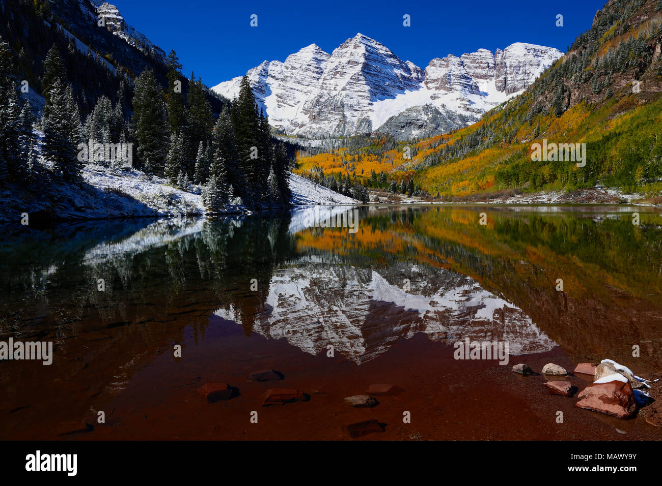 Schöne Colorado Rocky Mountain Reflexion der kastanienbraunen Glocken mit Herbst Schnee und gold Aspen Bäume Stockfoto
