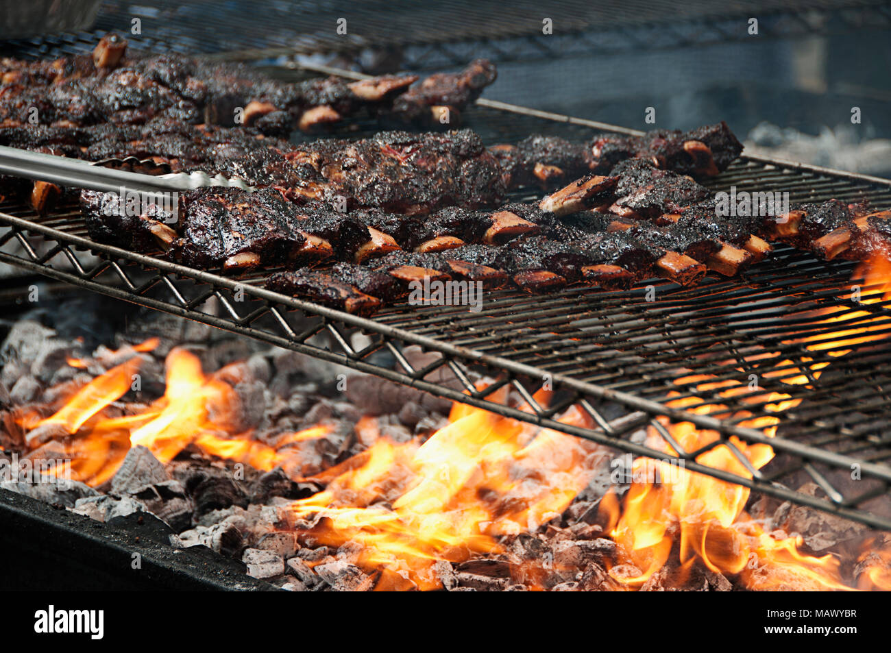 Ribs Grillen auf einer Feuerstelle im Big Apple barbecue Festival in New York City. Stockfoto