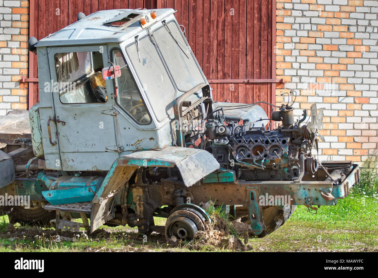 Alte zerlegt Traktor mit ausgebauter Motor haube und zerlegten Motor Stockfoto