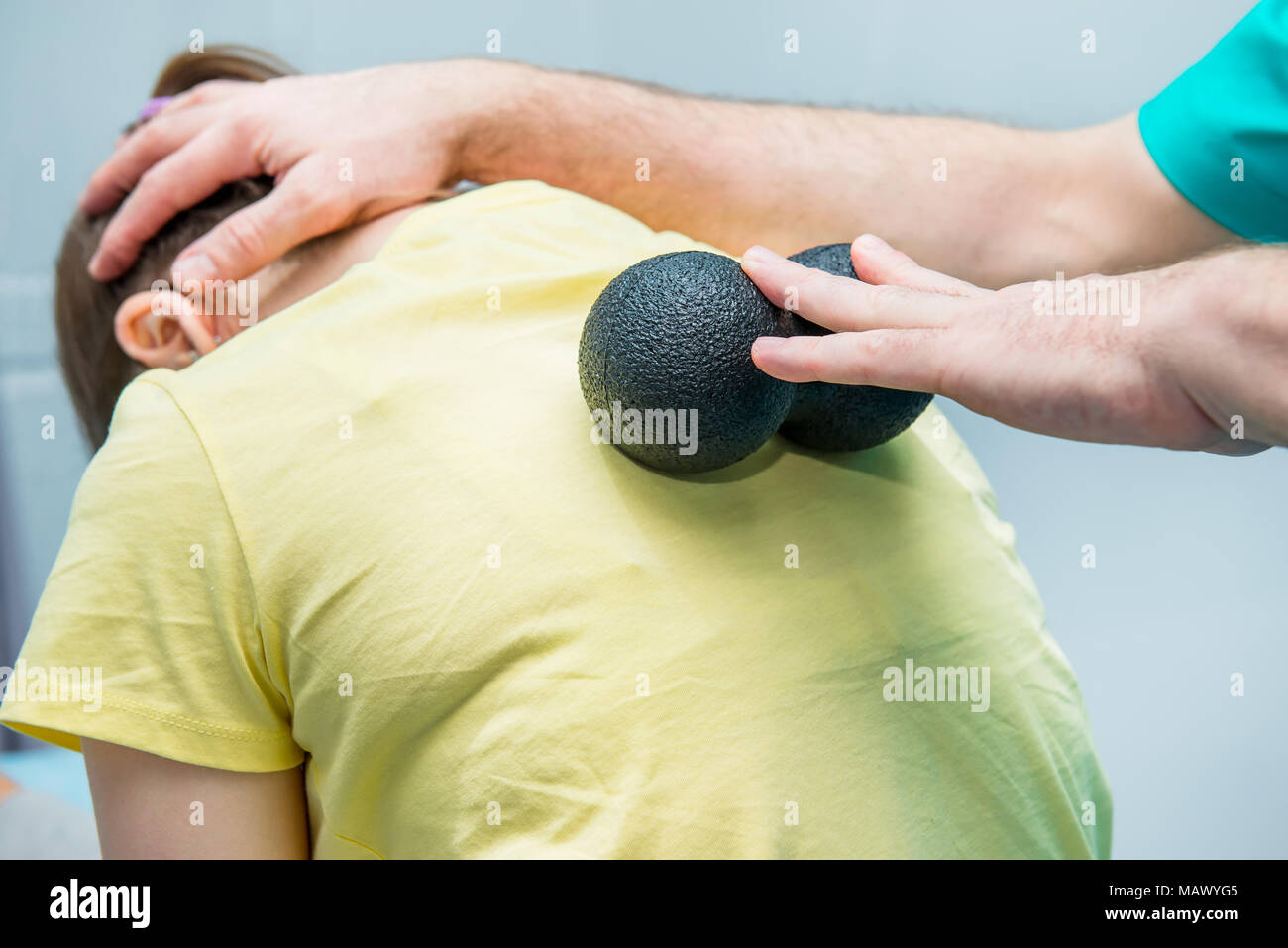 Die Frau am Empfang ball Physiotherapie Massage Therapeuten. Ein chiropraktor behandelt Brustwirbelsäule der Patienten und der medizinischen Büro. Neurologie, Osteopa Stockfoto