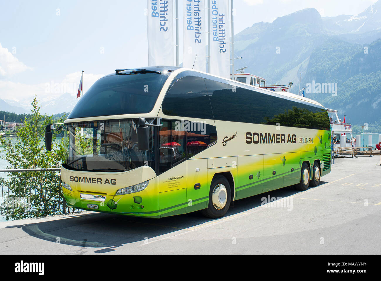 Ein 6-Rad Reisebus erwartet touristsd in Brienz Schweiz Stockfoto
