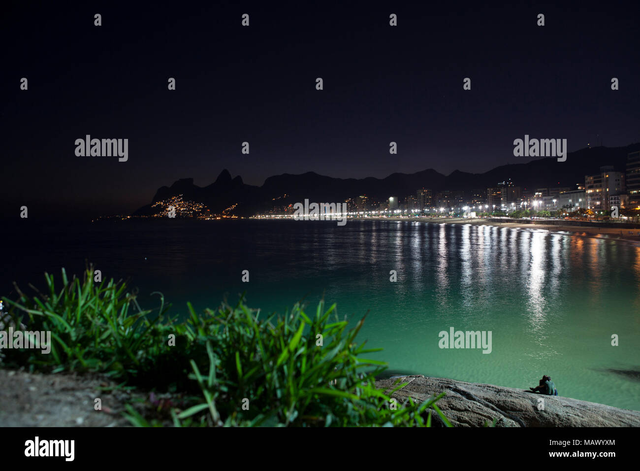Assunto: Praia de Ipanema vista da Pedra do Arpoador a noite Lokale: Rio de Janeiro Daten: 07/2012 Autor: Eduardo Zappia Stockfoto