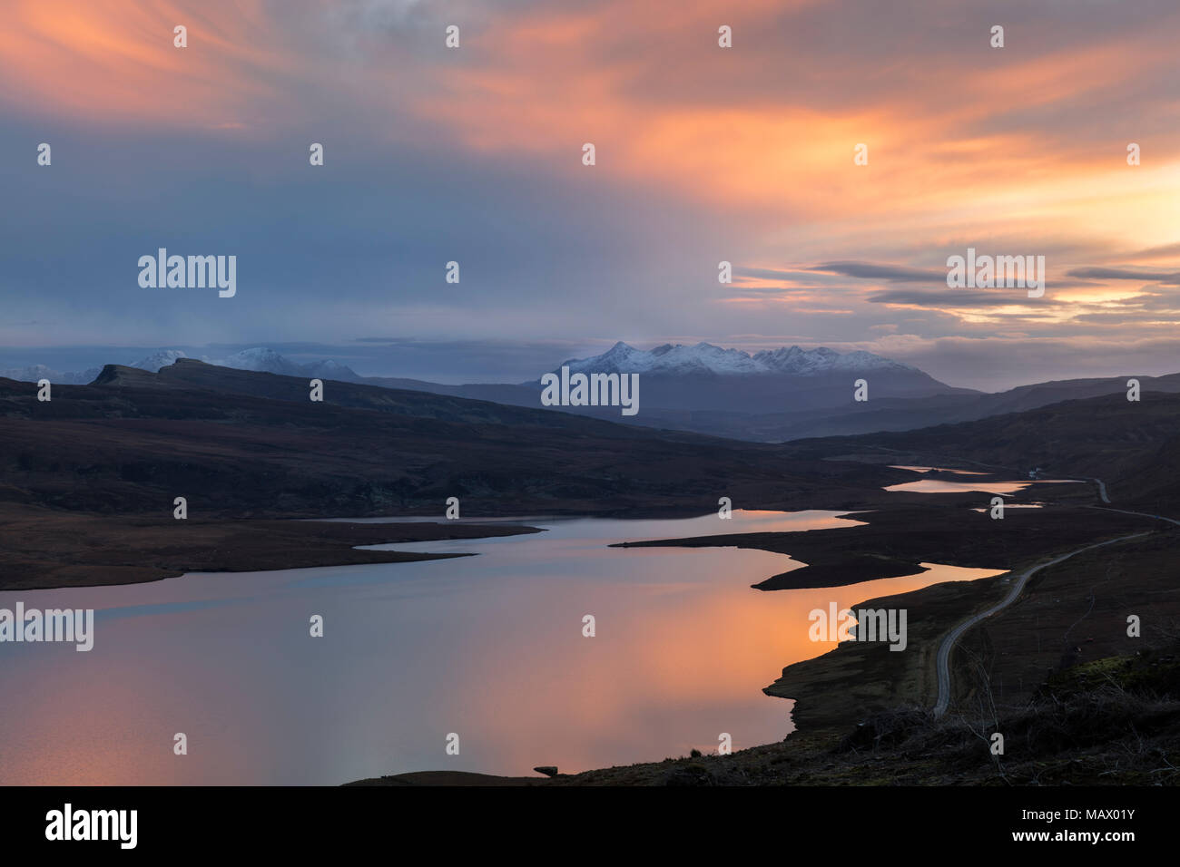 Loch Leathan bei Sonnenuntergang auf der Insel Skye, Schottland Stockfoto