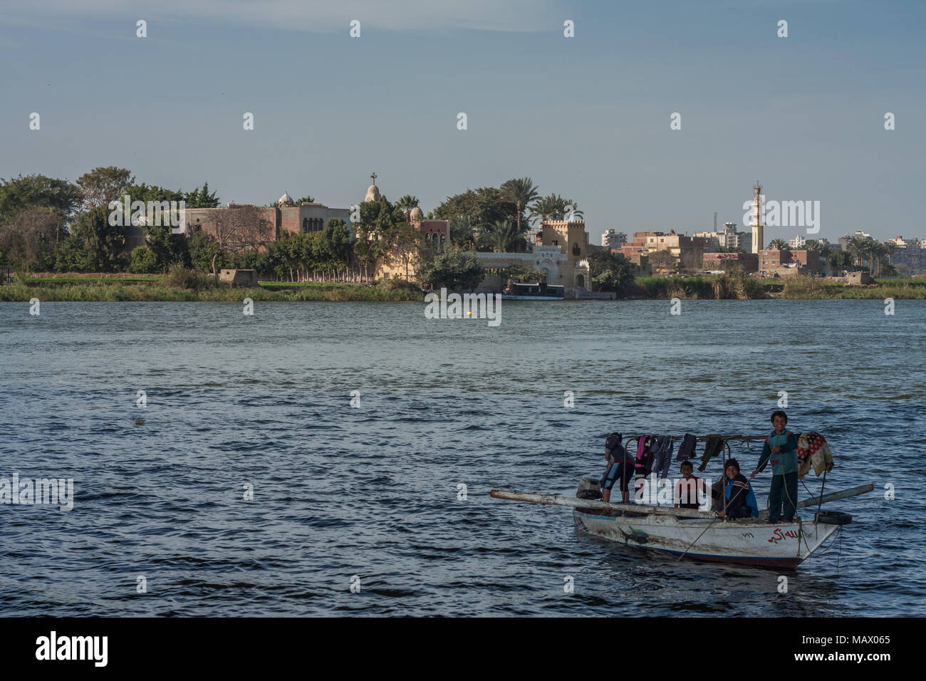 Kairo, Ägypten, 11. Februar 2012: ägyptischen Familie in einem kleinen Boot auf dem Nil in der Mitte von Kairo Stockfoto