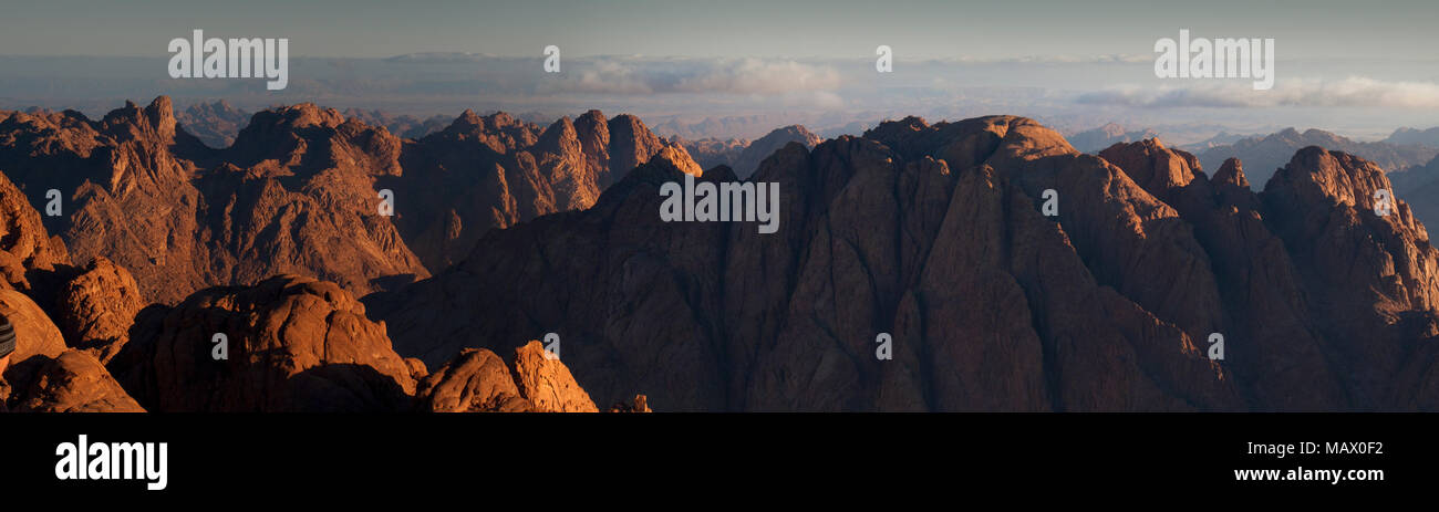 Sonnenaufgang auf dem Gipfel des Berges Sinai Stockfoto