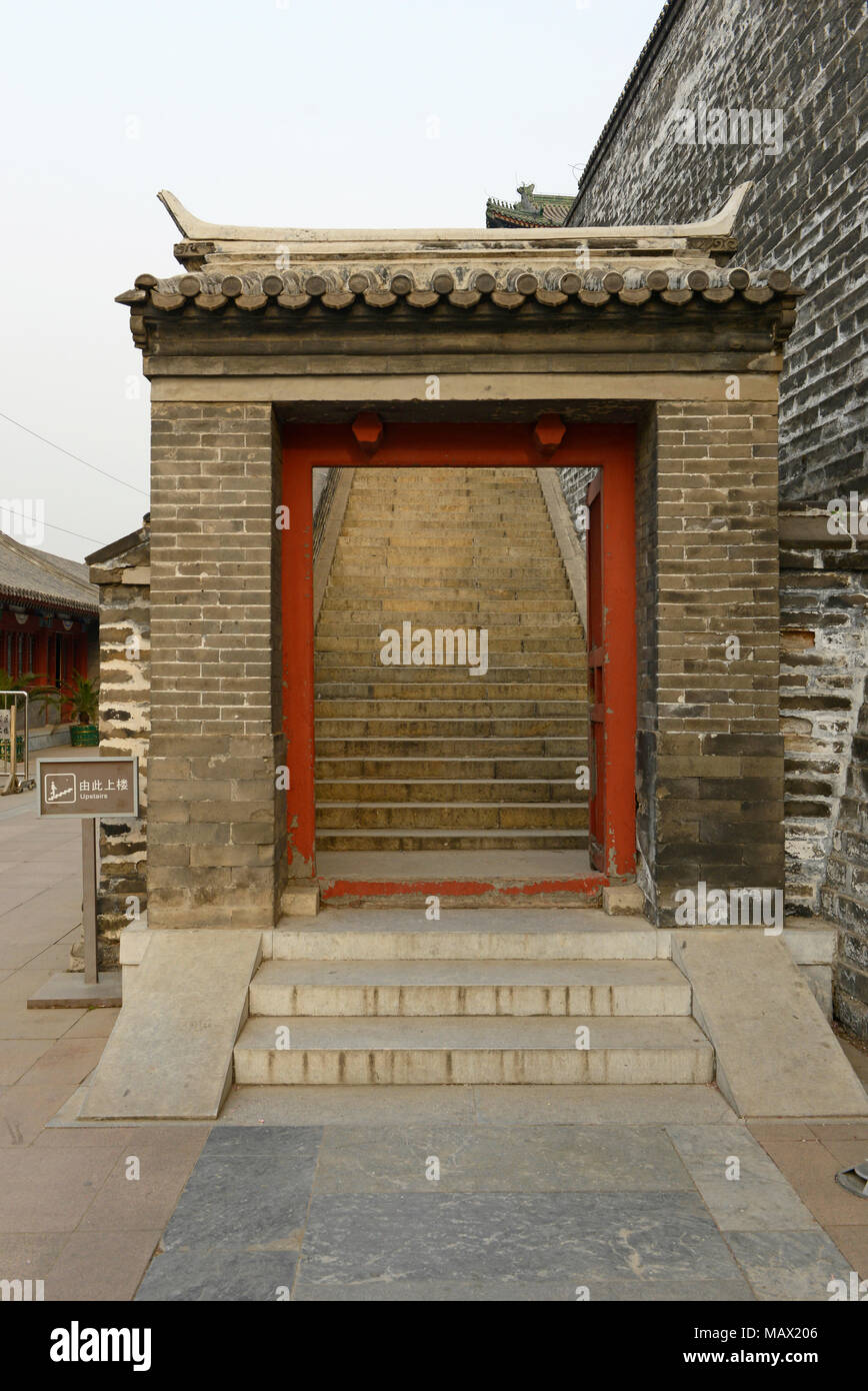 Eingang zu den Wällen der südöstlichen Turm der Stadtmauer an der Ming Dynastie Stadtmauer Reliquien Park, Peking, China Stockfoto