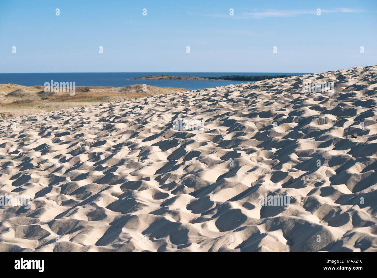 Chaotische Muster der Sanddünen mit Ostsee auf Hintergrund Stockfoto