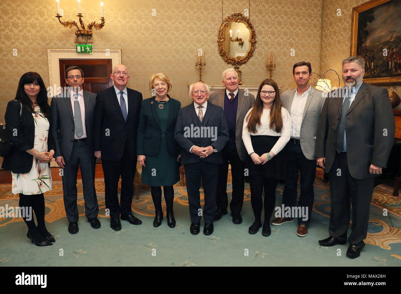 Präsident Michael D Higgins (Mitte), seine Frau Sabina (4. links) und Minister für Justiz Charlie Flanagan (3. links) sind durch Nachfahren folgen die Unterzeichnung eines Haftbefehls bei Aras eine Uachtarain, Dublin von Connemara Opfer der Maamtrasna Mordfall beigetreten sind, die Erteilung einer posthumen Begnadigung für Myles Joyce in Bezug auf seine Überzeugung für die berüchtigten 1882 Maamtrasna Mordfall. Stockfoto