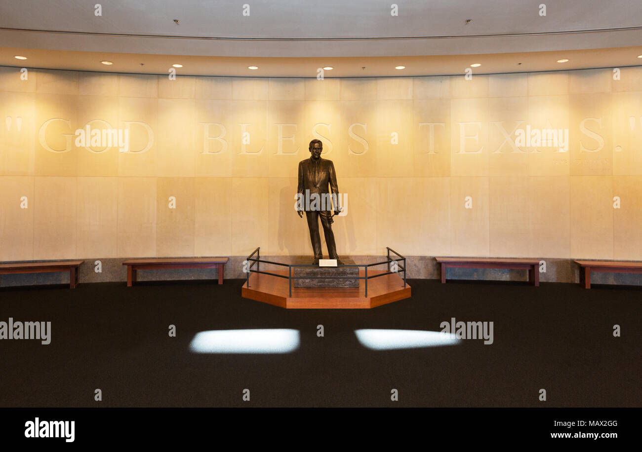 Statue von Bob Bullock, Gründer des Museums, dem Bob Bullock Texas State History Museum, Austin Texas USA Stockfoto