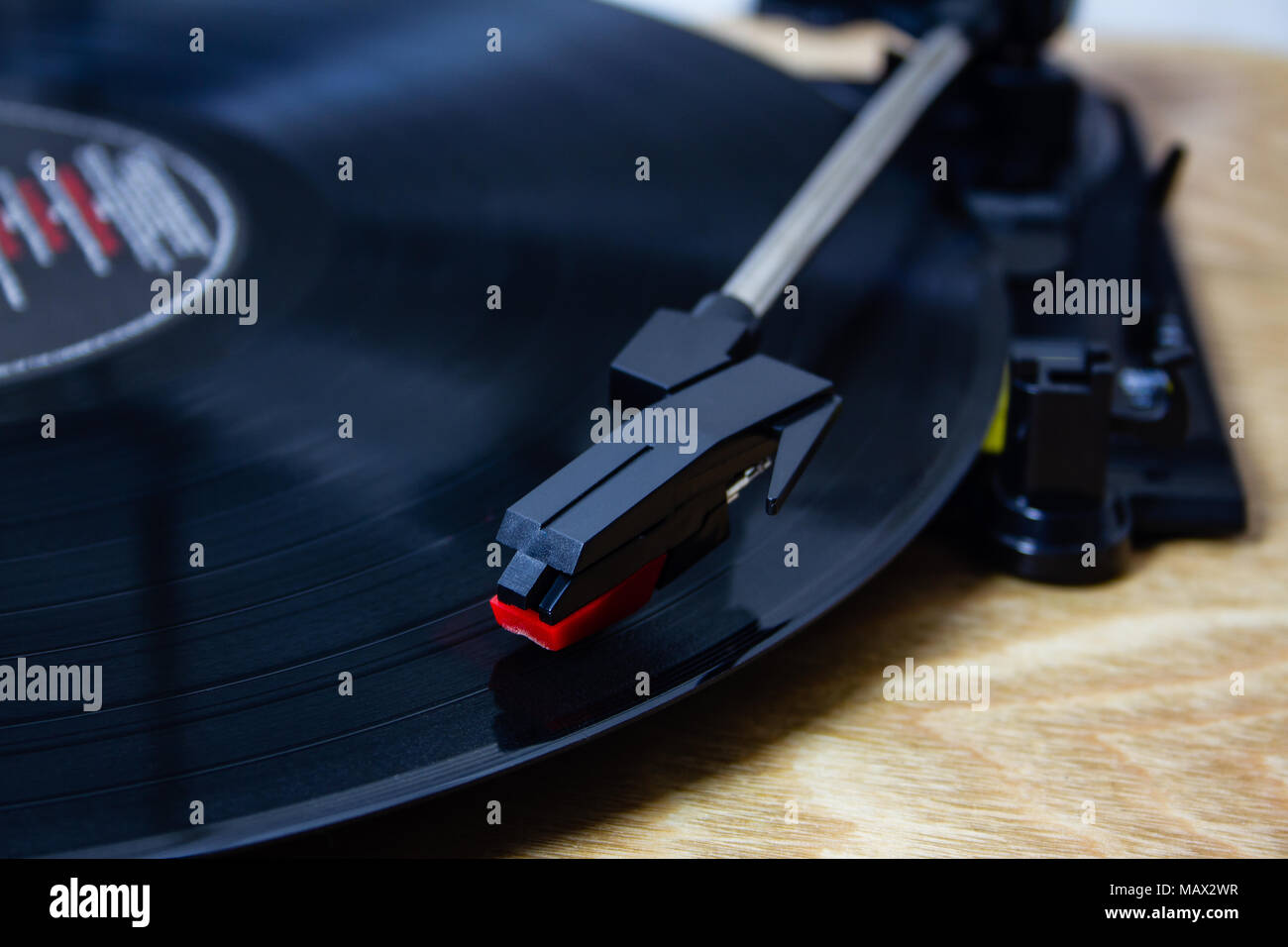 Vinyl ist wieder in. ein Plattenspieler mit dem Stift auf der Aufzeichnung Stockfoto