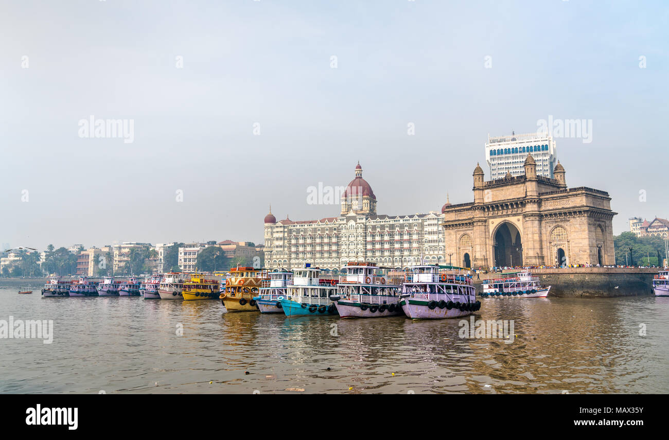 Fähren in der Nähe des Gateway of India in Mumbai, Indien Stockfoto