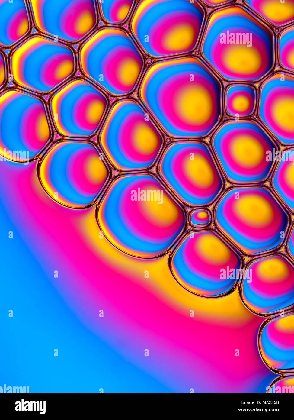 Abstraktes Bild der Seifenblasen mit farbigen Hintergrund. Stockfoto