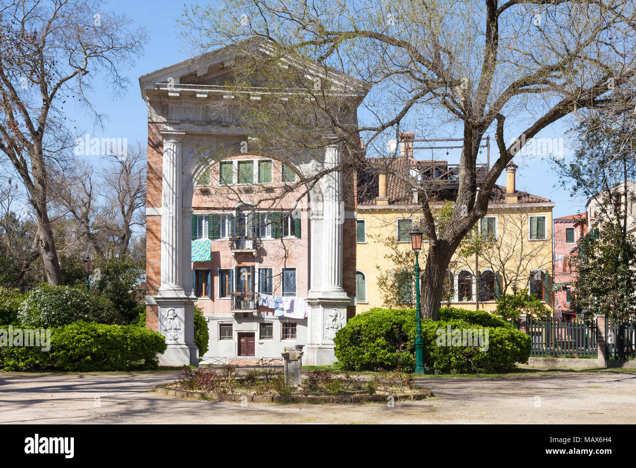 Der monumentale Bogen in den Giardini Pubblici (öffentliche Gärten) Venedig, Venetien, Italien. Der Bogen von Michele Sanmicheli war Teil der Kirche von Saint Ein Stockfoto