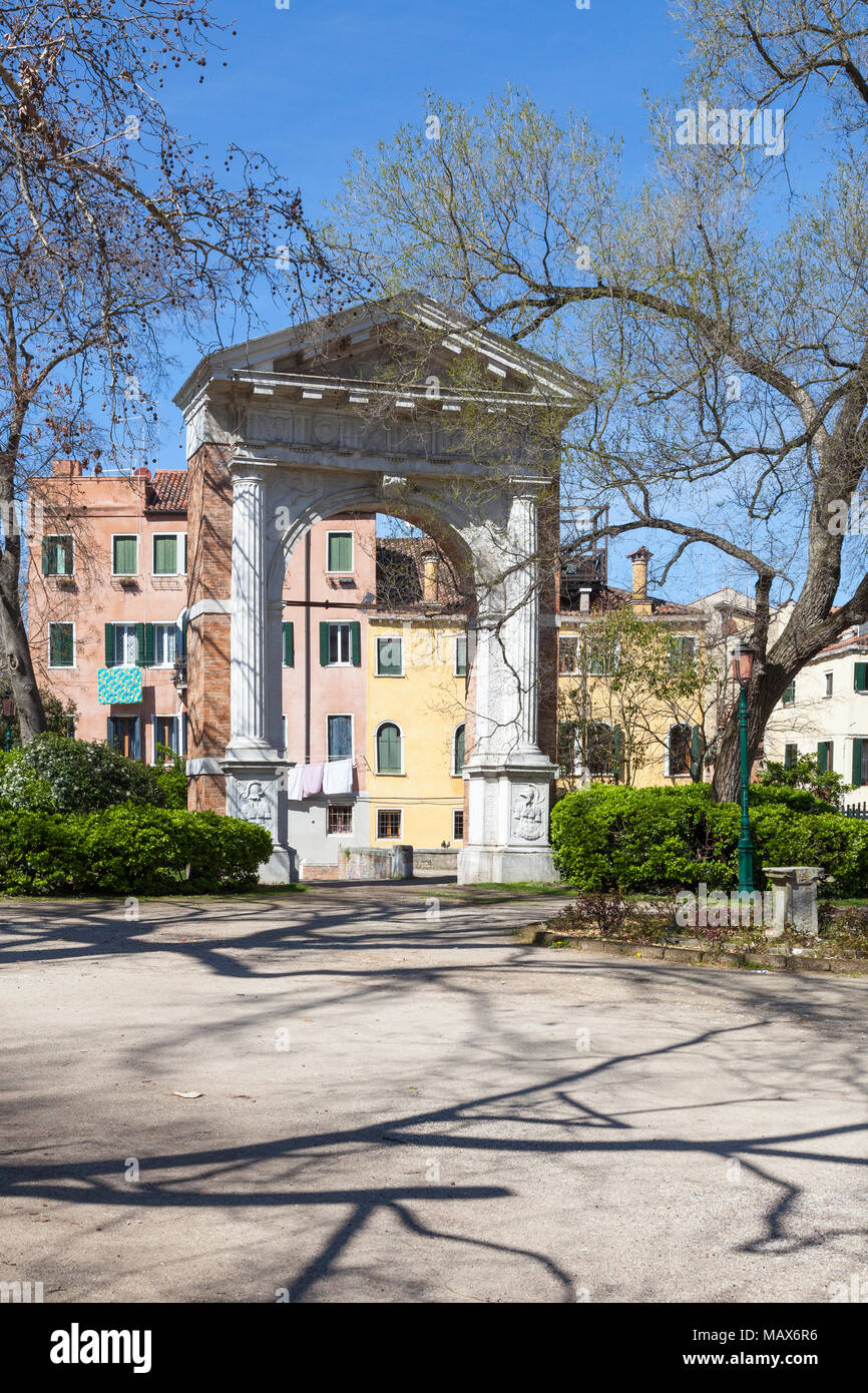 Der monumentale Bogen in den Giardini Pubblici (öffentliche Gärten) Venedig, Venetien, Italien. Der Bogen von Michele Sanmicheli war Teil der Kirche von Saint Ein Stockfoto