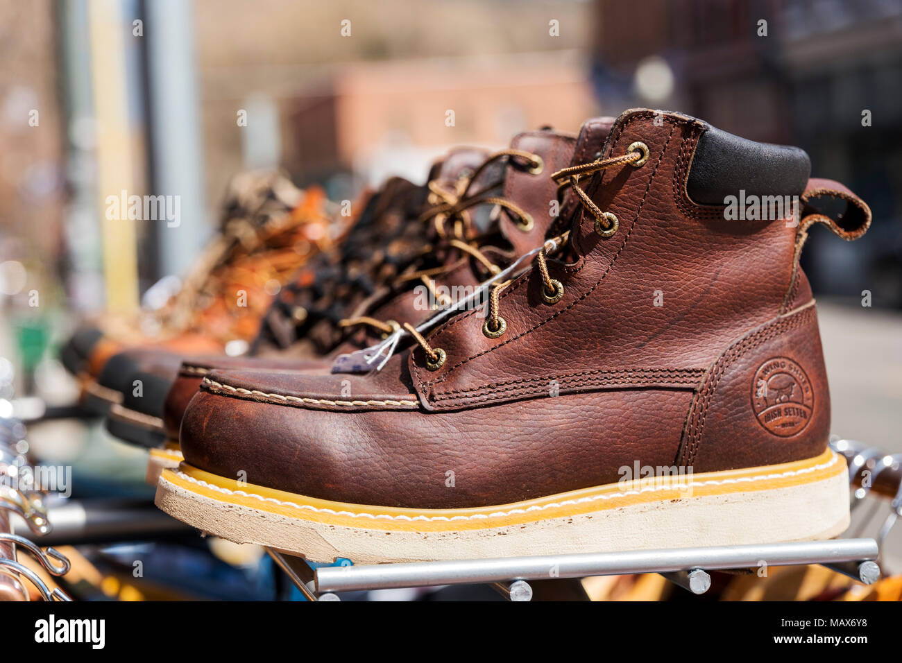 Schuhe auf dem Bildschirm; kleidung shop; die historische Innenstadt von Salida, Colorado, USA Stockfoto