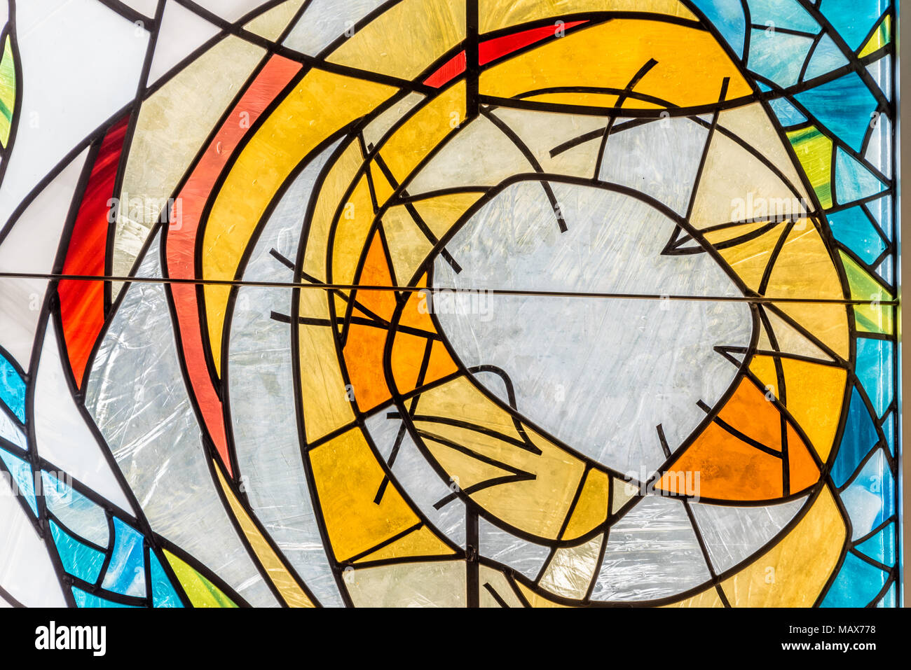 Farbenfrohe abstrakte Design eines modernen Glasfenster in der Nähe zu Full Frame anzeigen symbolisiert Hoffnung, Glauben und Gott Stockfoto