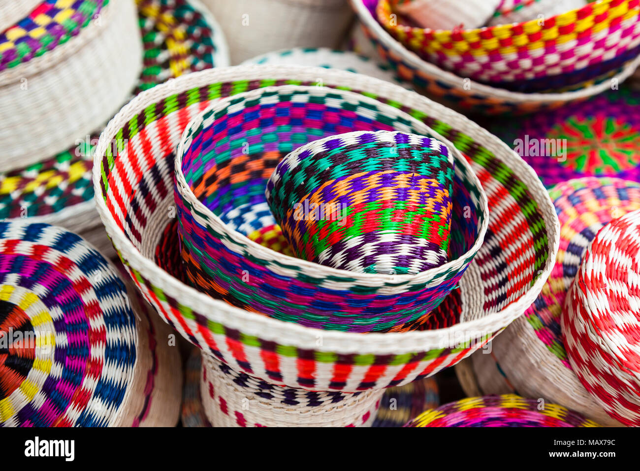 Pflanzliche Faser Körbe, toquilla Stroh, mit verschiedenen Farben die Handwerker Markt gemalt. Stockfoto