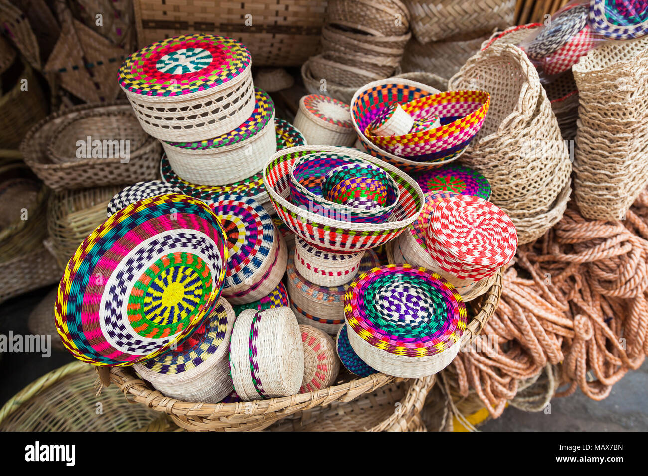 Pflanzliche Faser Körbe, toquilla Stroh, mit verschiedenen Farben die Handwerker Markt gemalt. Stockfoto