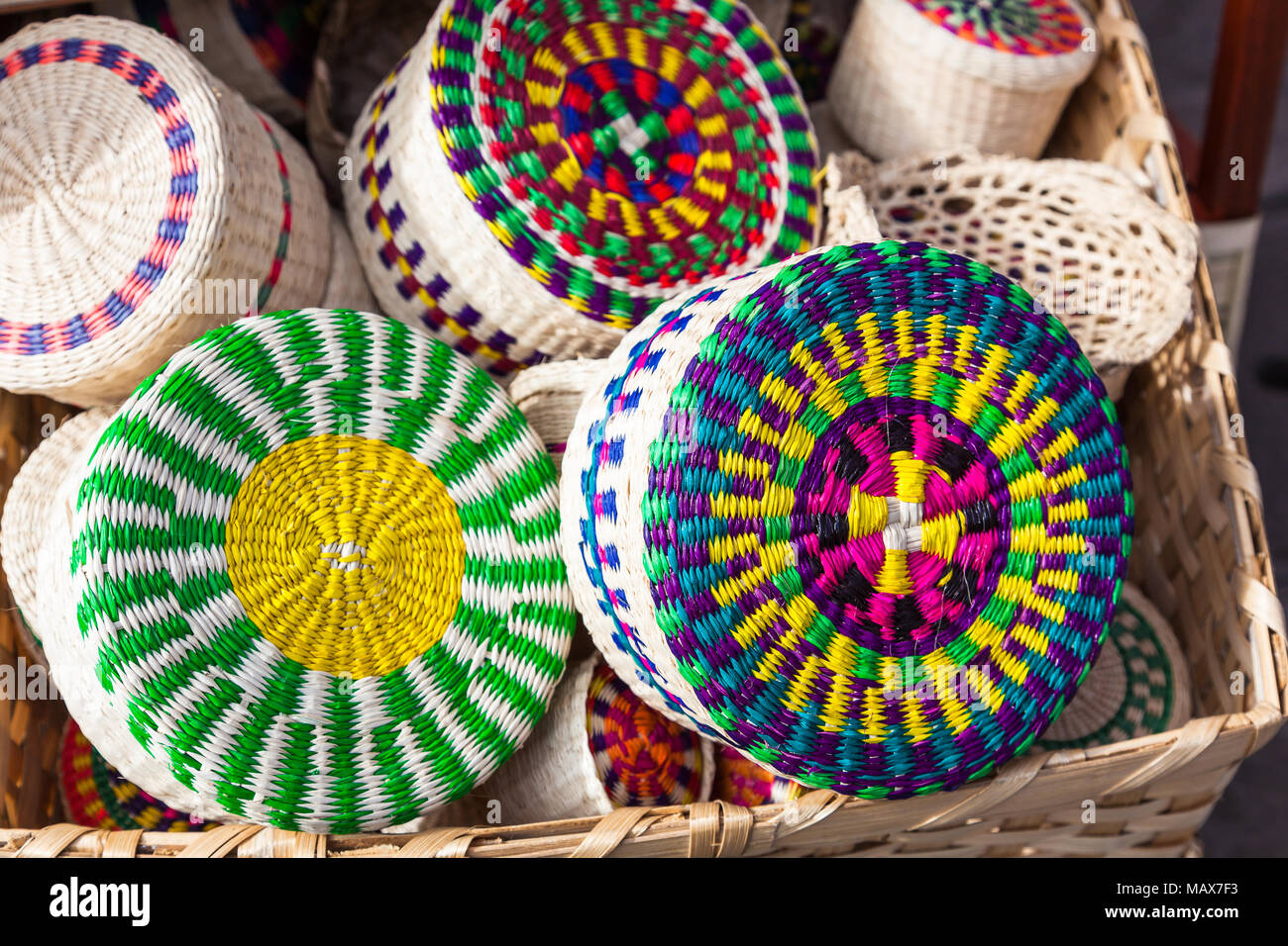 Pflanzliche Faser Körbe, toquilla Stroh, mit verschiedenen Farben die Handwerker Markt gemalt. Stockfoto