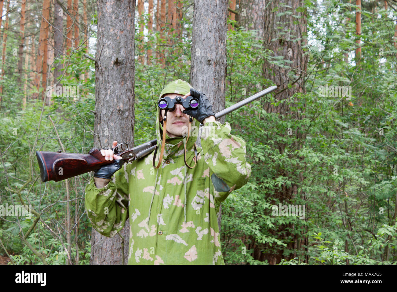Der Schütze in Camouflage mit eine alte Pistole Stockfoto