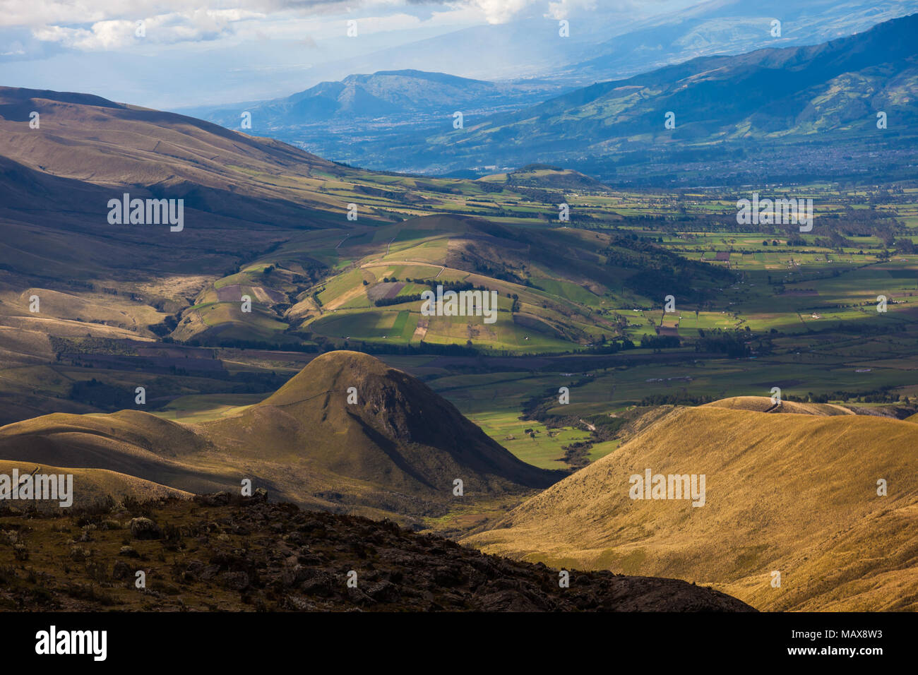 Der ecuadorianischen Anden Landschaft, wo Sie das Relief sehen können, die Felder und die Berge in Hell-Dunkel-Kontraste Stockfoto
