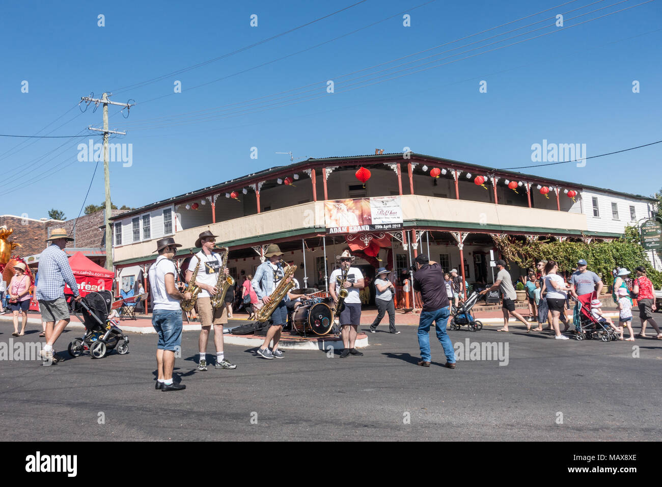 Straße Leistung von der Sax Summit Jazz Combo am Markttag in Nundle NSW Australien. Stockfoto