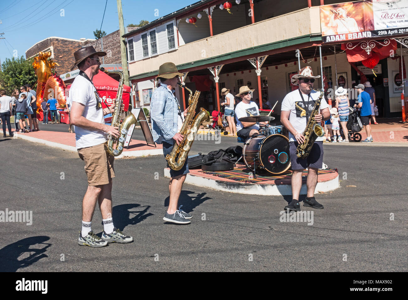 Straße Leistung von der Sax Summit Jazz Combo am Markttag in Nundle NSW Australien. Stockfoto