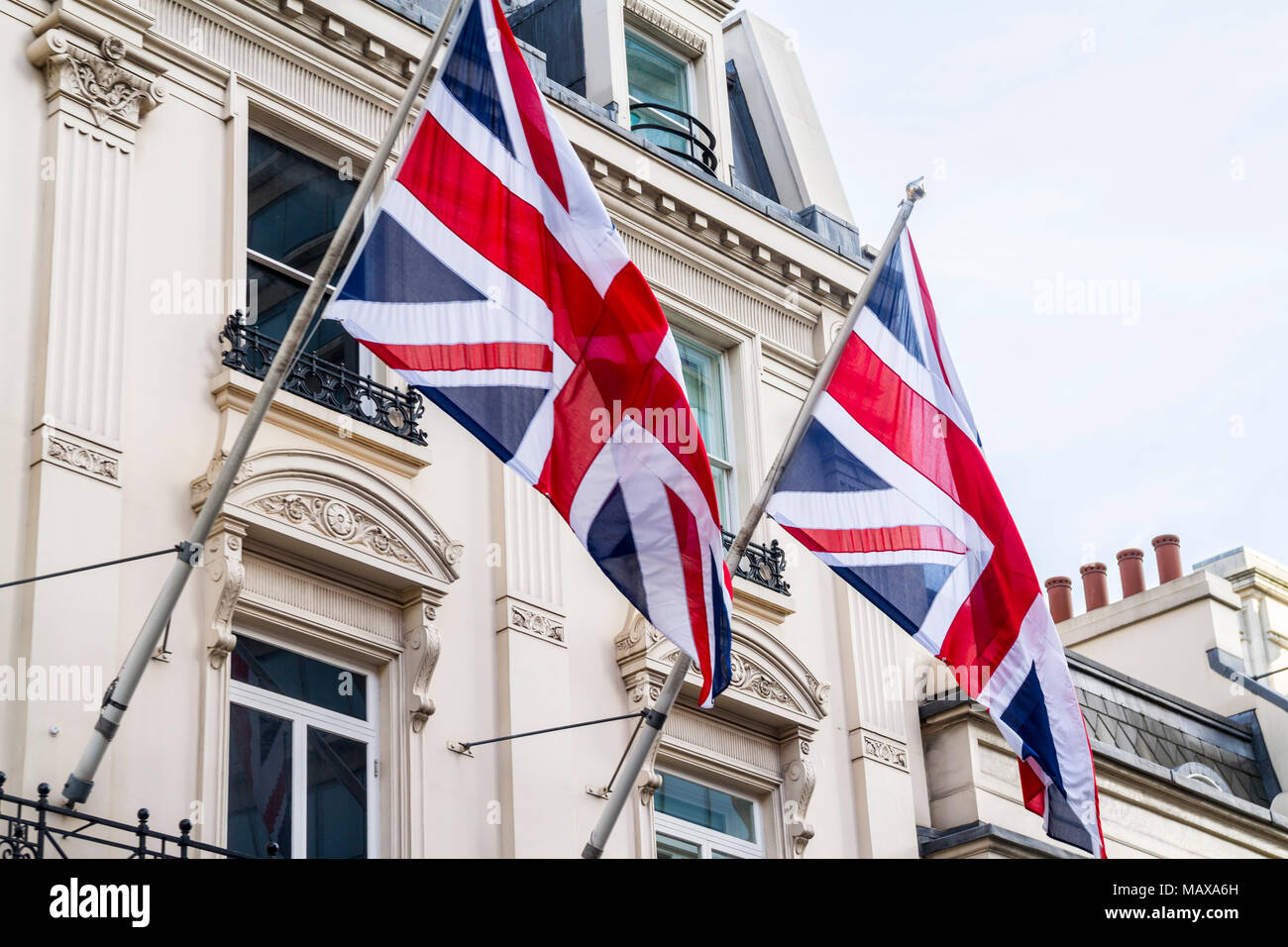 Zwei britische Flagge, der Union Jack Flagge, ein paar Großbritannien Flaggen hängen von Fahnenmast, Fahnenmasten, fliegende Union Jack London UK Stockfoto