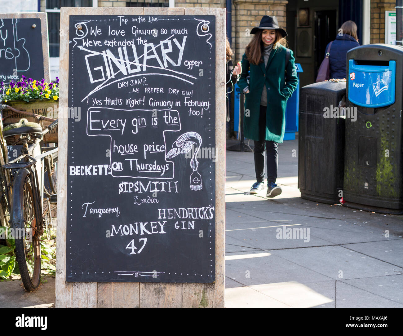 Gin Registrieren Blackboard anmelden Werbung außerhalb der auf der Linie Restaurant, Kew, London UK Street Cafe Großbritannien Tippen Stockfoto