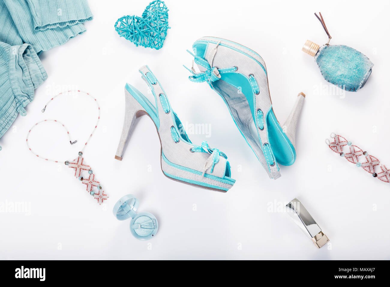 Sommer Strasse Hipster Style Mode Madchen Kleidung Zubehor Weissen Hintergrund T Rendy Blauem Denim Schuhe Kleidung Schmuck Kosmetik Parfums Stockfotografie Alamy
