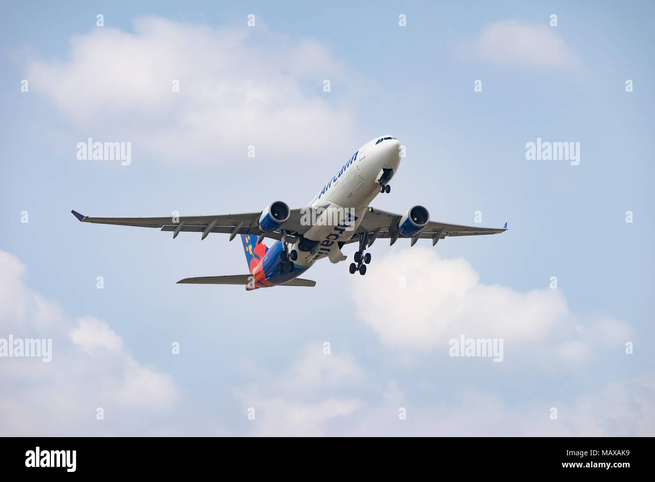 Tokio, Japan - APR. 1, 2018: Airbus A330-200, die vom internationalen Flughafen Narita in Tokio, Japan. Stockfoto