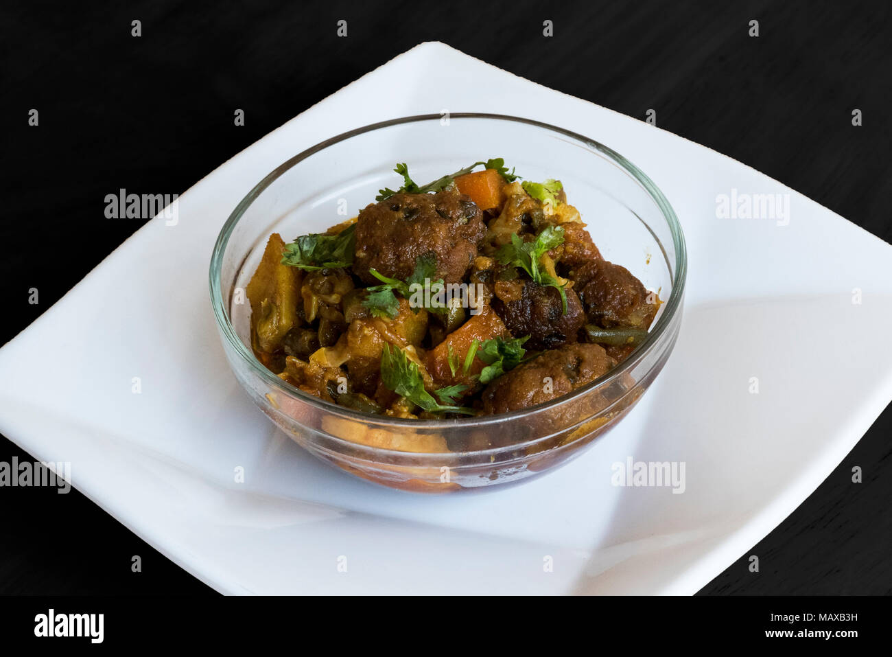 Undhiyu - Gujarati gemischtes Gemüse winter Spezialität - Indische Küche, selektiver Fokus Stockfoto