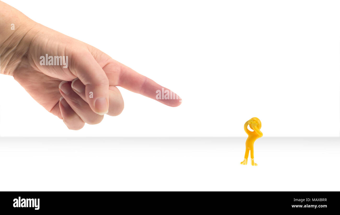 Jemand Punkte mit seinem Zeigefinger auf einen kleinen Mann Stockfoto