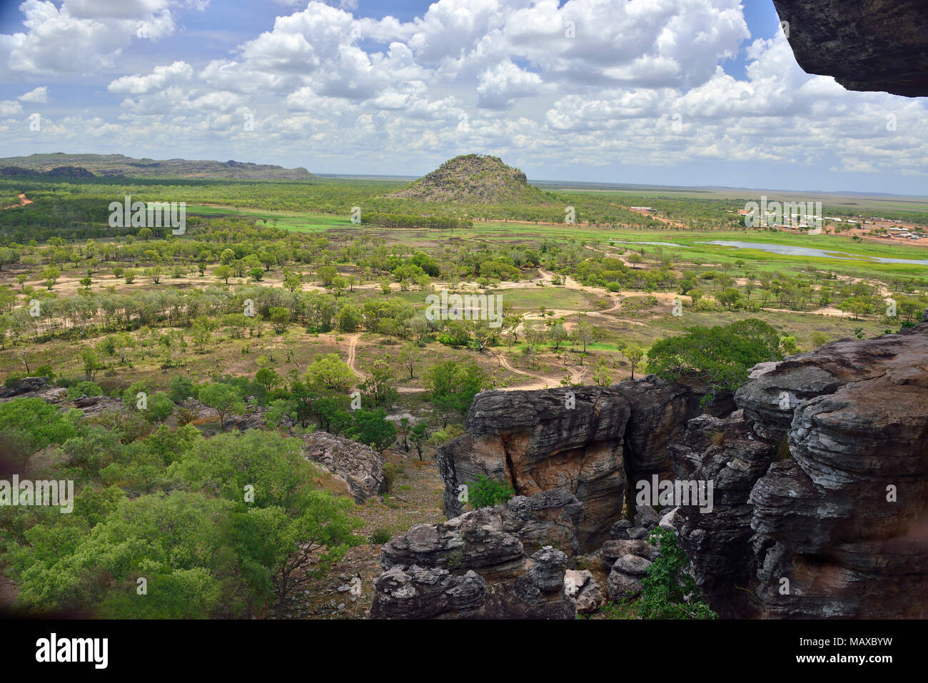 Blick von Anjalak Hill über die unglaubliche Landschaft und Feuchtgebiete von Arnhem Land, Northern Territory, Australien Stockfoto