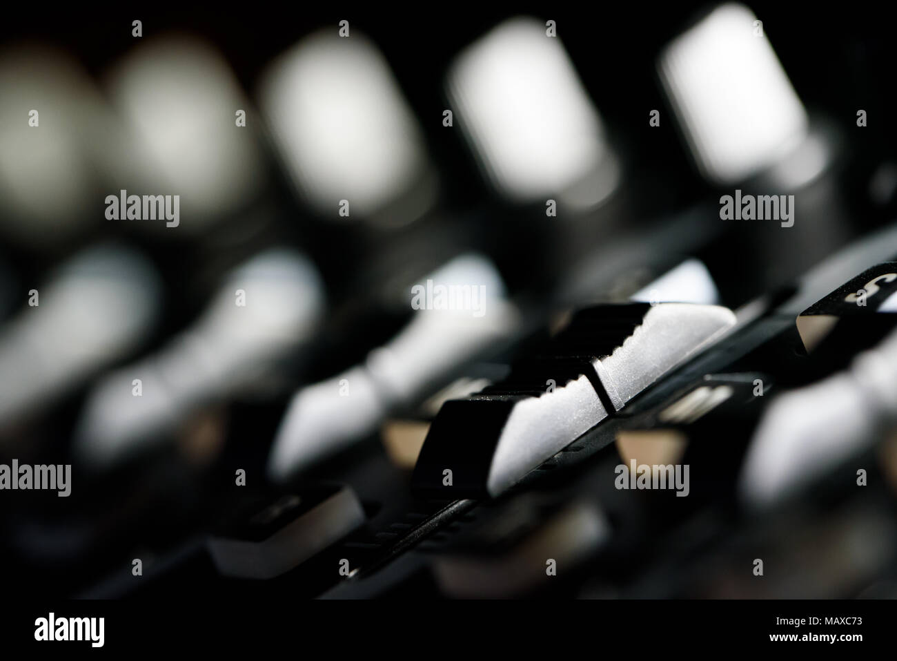 Makro Nahaufnahme der Audio Studio Mixer Lautstärke Schieberegler und wählt kurze Schärfentiefe selektiven Fokus Stockfoto