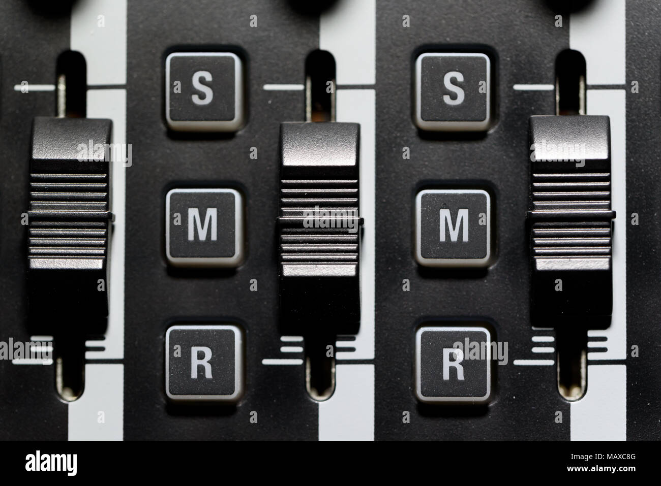 Makro Nahaufnahme der Audio Studio Mixer Lautstärke Schieberegler und wählt kurze Schärfentiefe selektiven Fokus Stockfoto