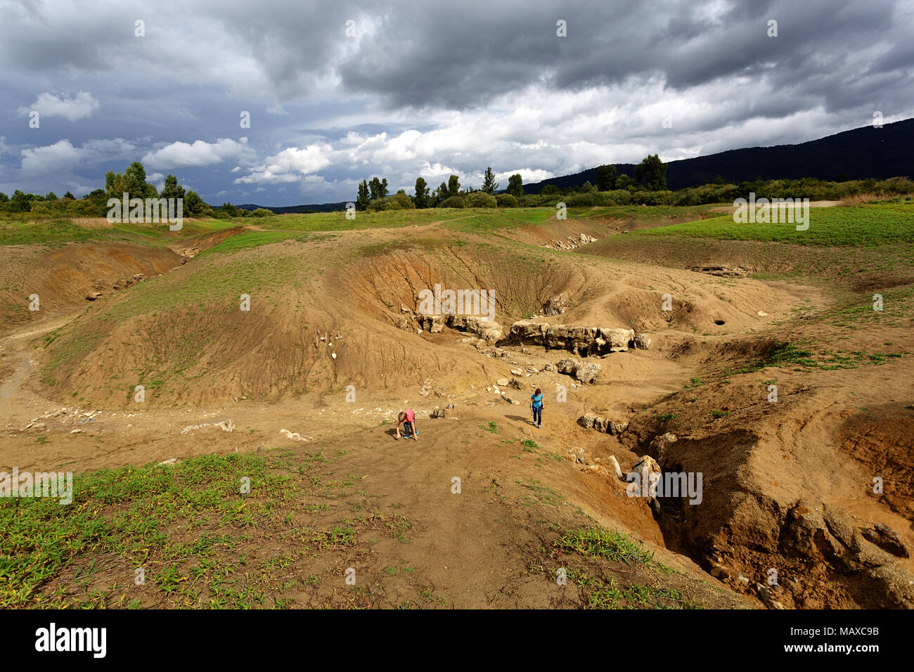Mutter und Sohn gehen auf der Unterseite eines trockenen See Stockfoto