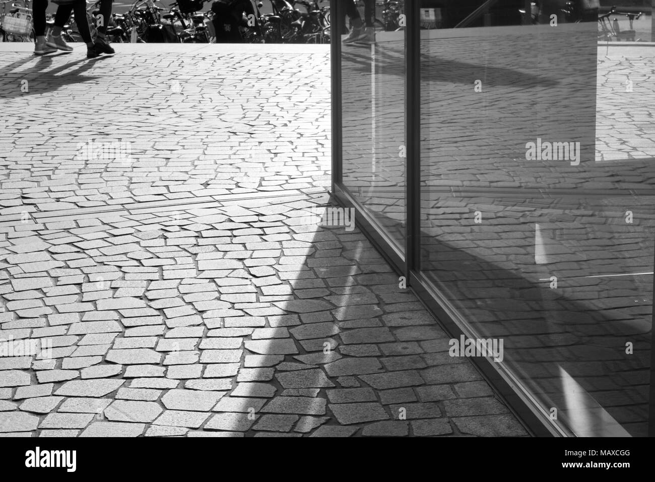 Schatten und Spiegelungen im Fenster eines Gebäudes. Stockfoto