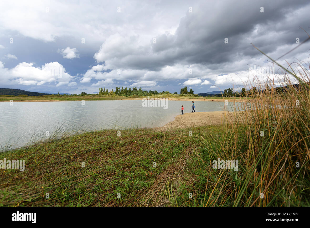 Mutter und Sohn stehen am Ufer eines trockenen See Stockfoto