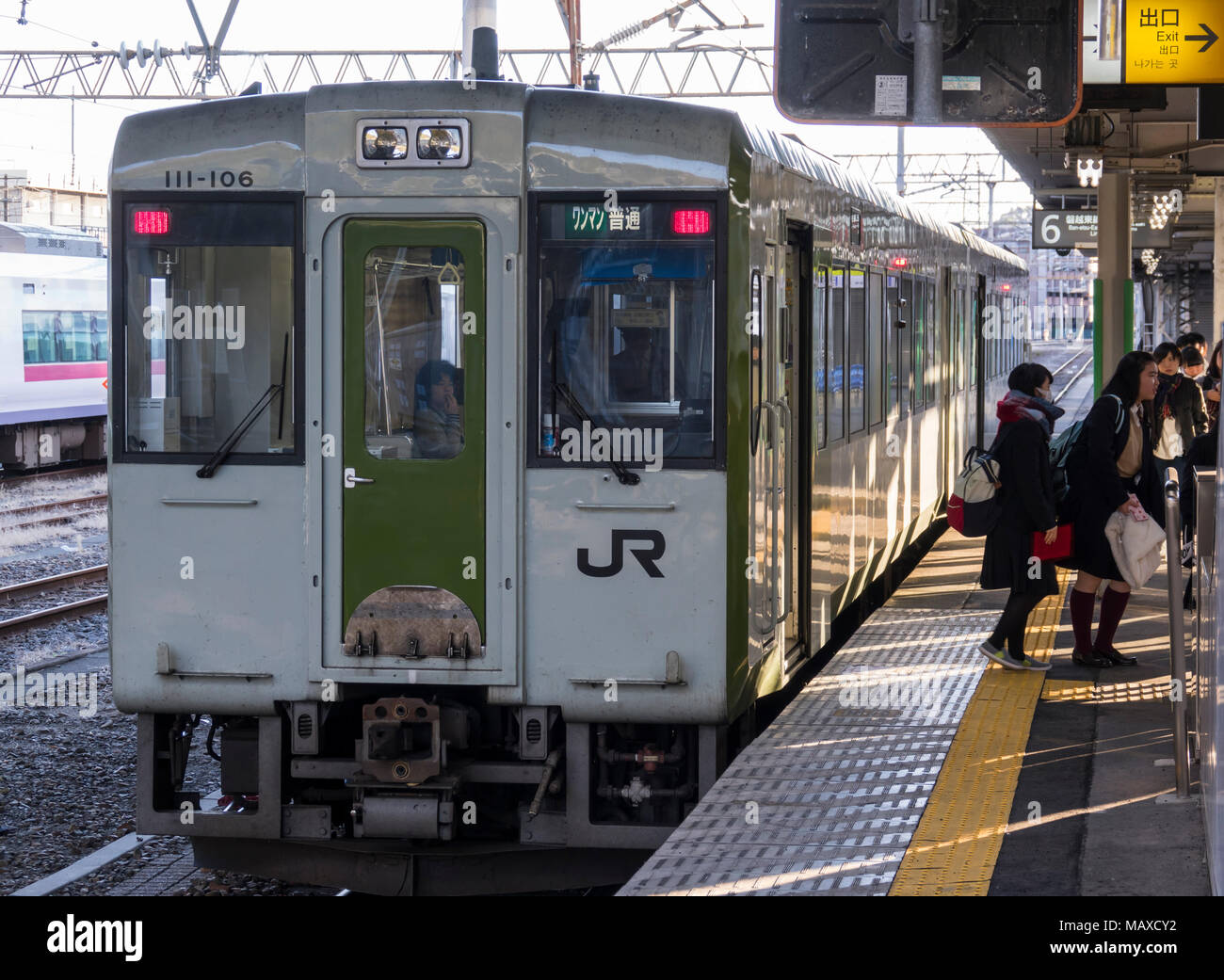 Die Passagiere steigen aus Japan Rail (JR East) KiHa Serie 100 (111-106) Benetsu Linie Zug in Döbrichau in der Präfektur Fukushima, Japan. Stockfoto