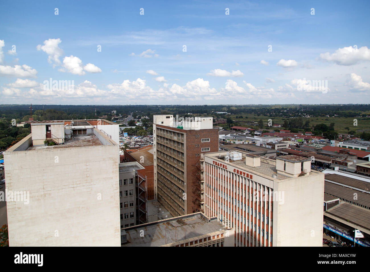 Gebäude im Zentrum von Harare, Simbabwe. Der Himmel über der simbabwischen Hauptstadt ist blau. Stockfoto