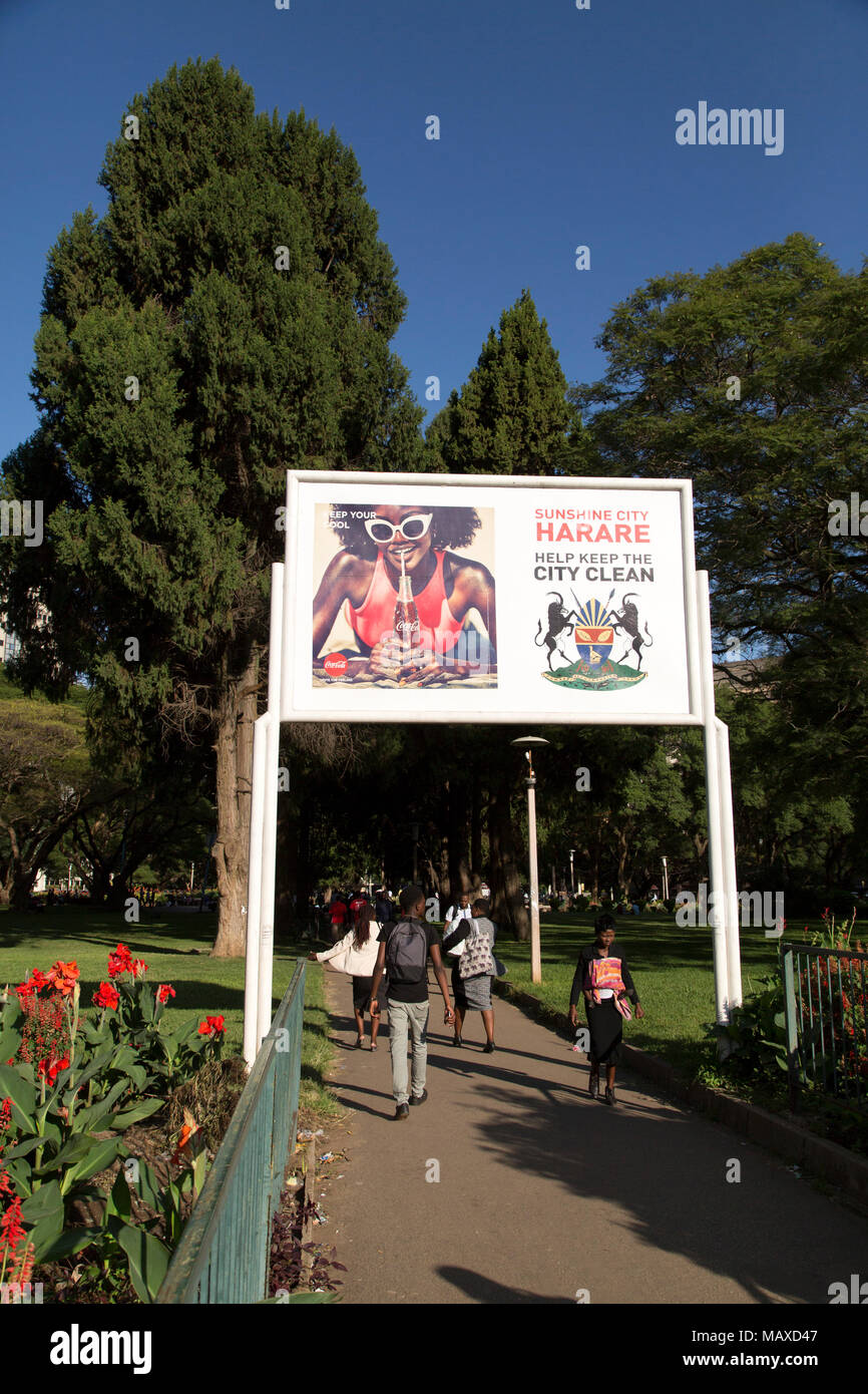 Ein Zeichen fordert Menschen der Stadt ordentlich in Afrika Platz der Einheit in Harare, Simbabwe zu halten. Stockfoto