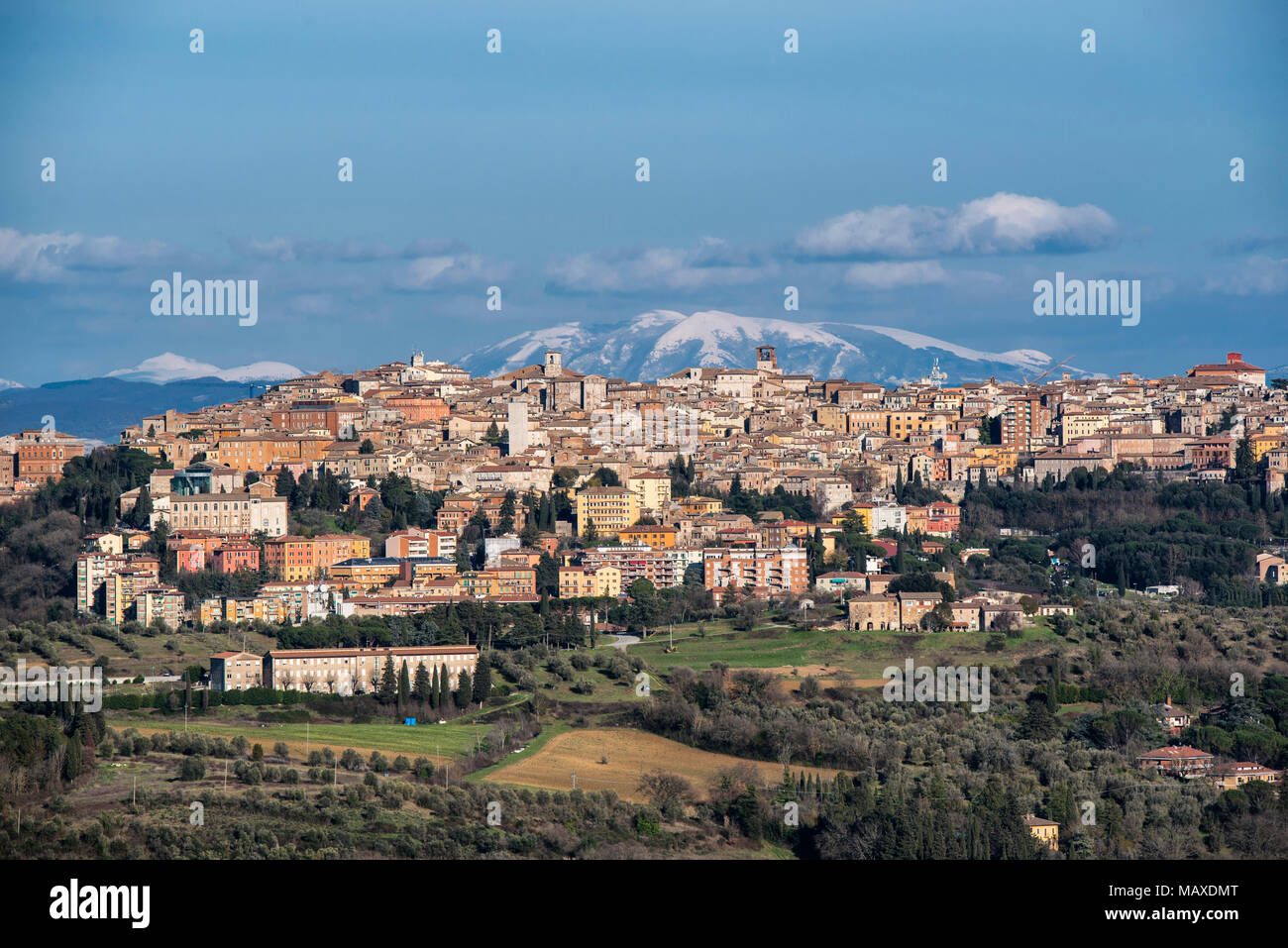 Perugia, Umbrien, Italien. Panorama der Skyline von Perugia. Die Stadt erhebt sich auf einem Hügel und hat eine alte Geschichte seit der Zeit der Etrusker. Stockfoto