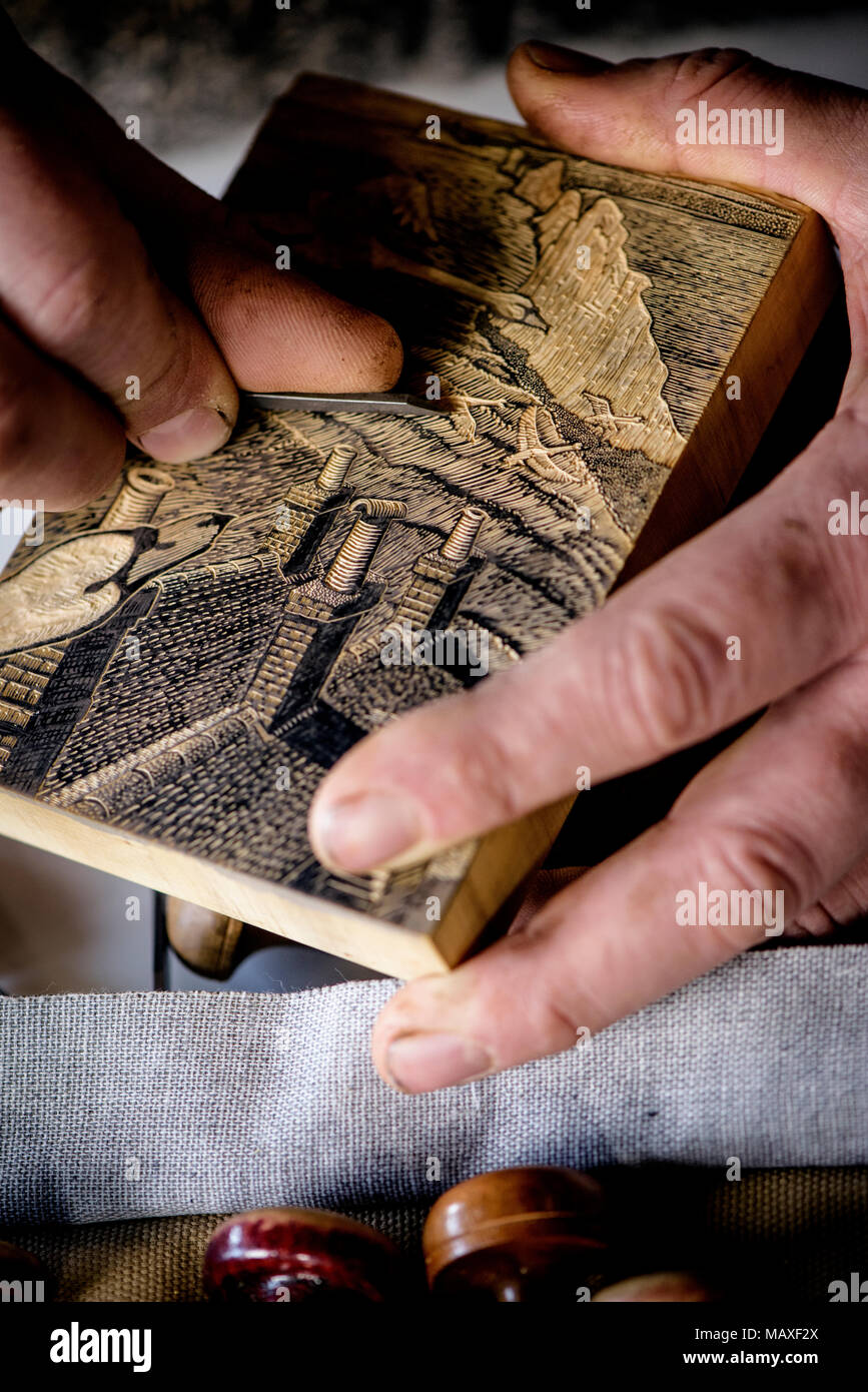 Handwerker Keith Pettit arbeiten auf einem seiner Holzstiche, Birling Gap, sieben Schwestern, East Sussex. Stockfoto